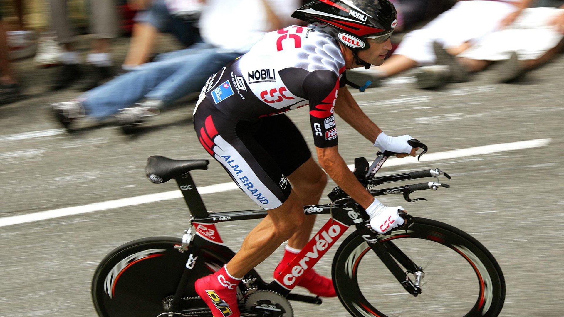 澳网2024,阿尔卡拉斯与萨巴伦卡问鼎男女单打冠军,新生代闪耀墨尔本公园